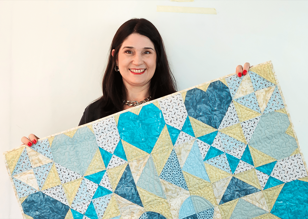 Almofadas e mantas em patchwork azul e amarelo