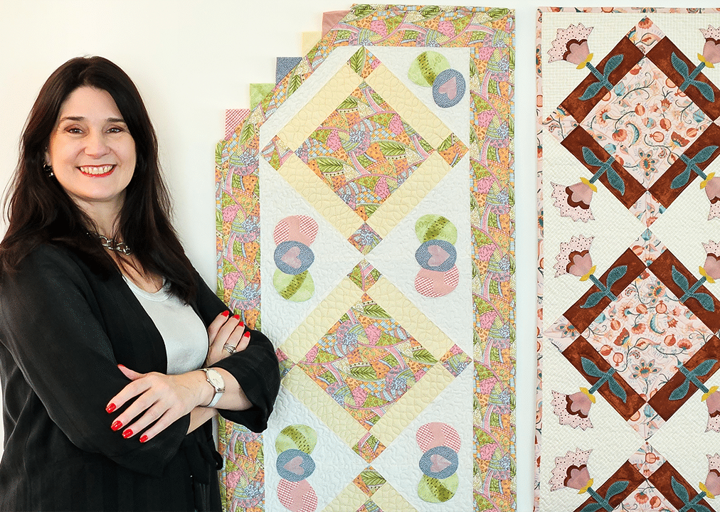 Cestos em patchwork com aplicações florais