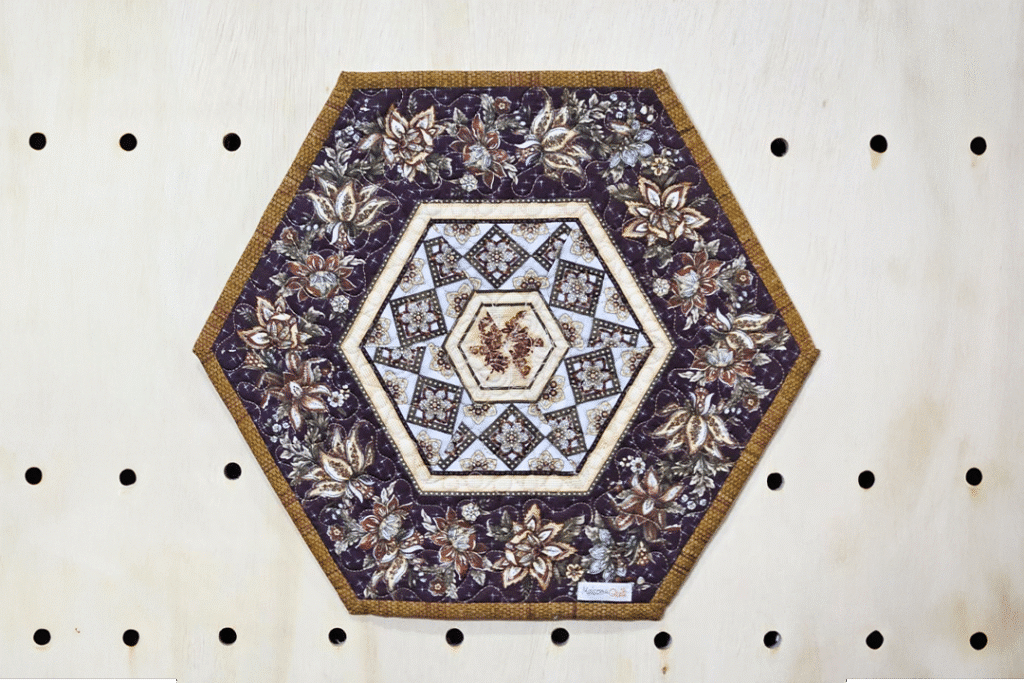 Claudia Barddal exibindo um trabalho em patchwork