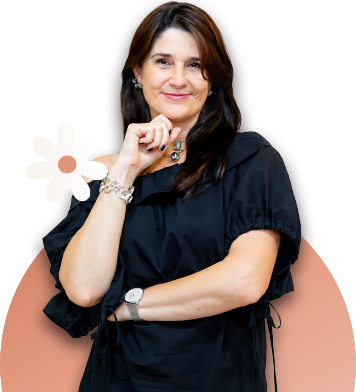 Claudia Barddal sorrindo, segurando uma flor branca no estilo daisy