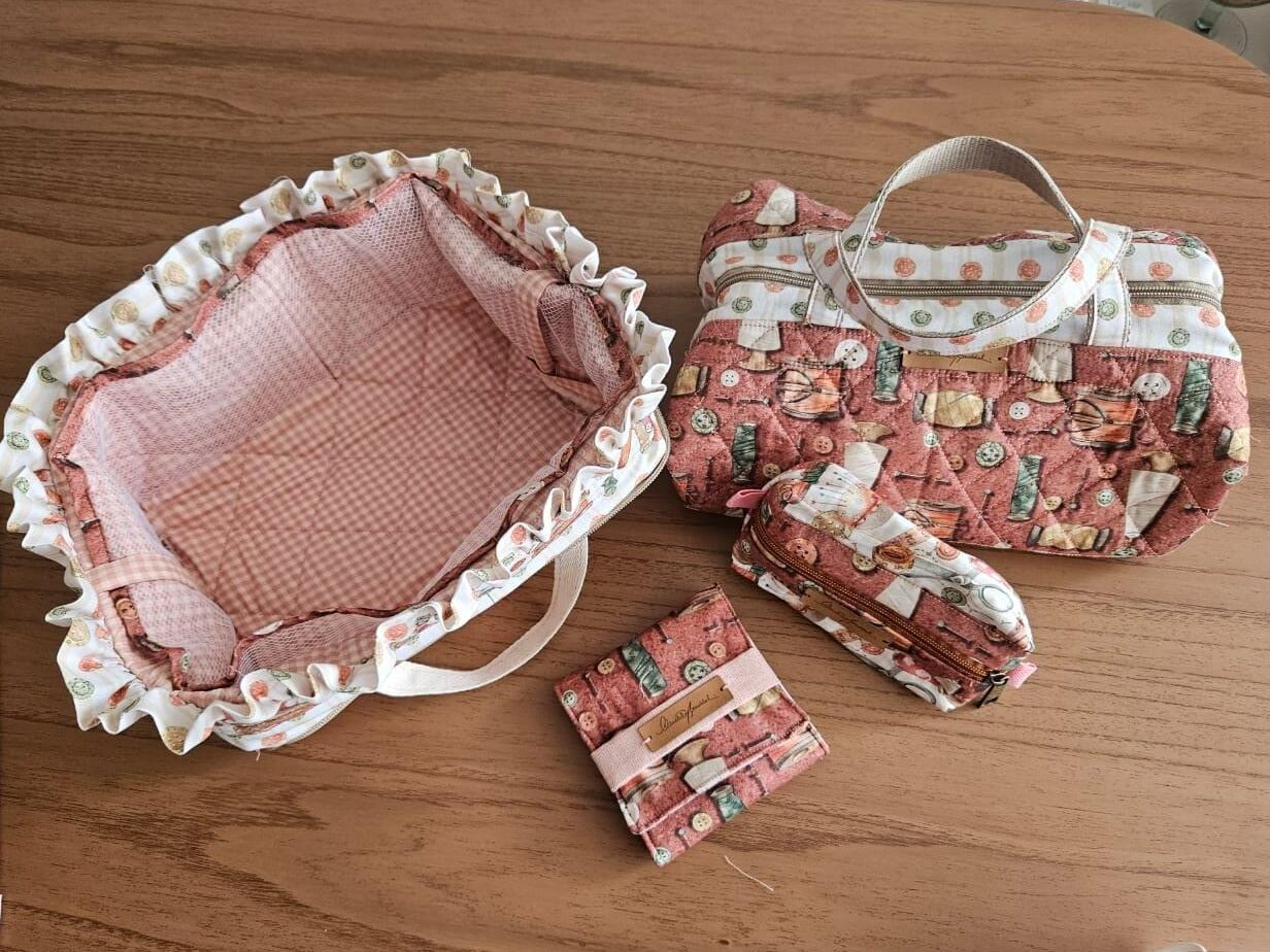 Necessaire boca de lobo aberta com babado, necessaire fechada, mini box e agulheiro em tecido estampado de costura